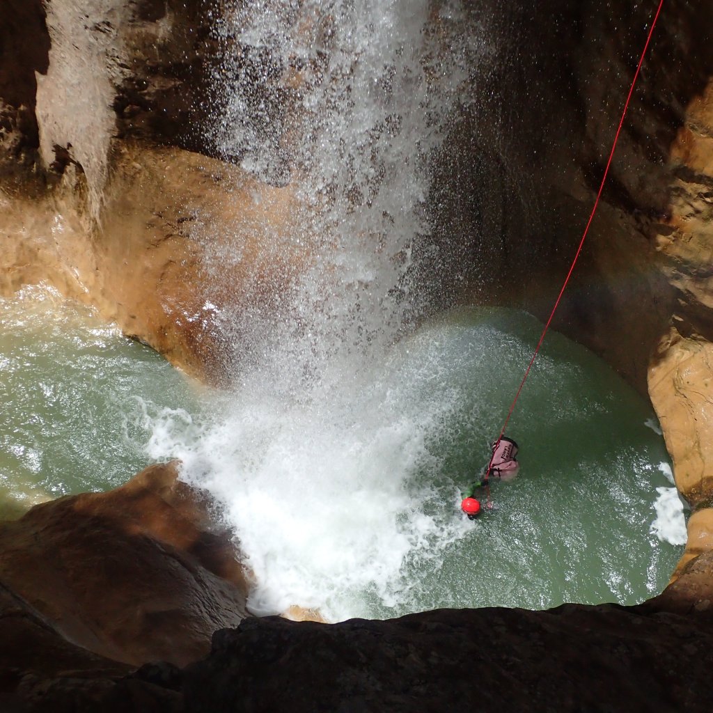 rappel dans une vasque turquoise - sierra de Guara Pyrénées Espagne