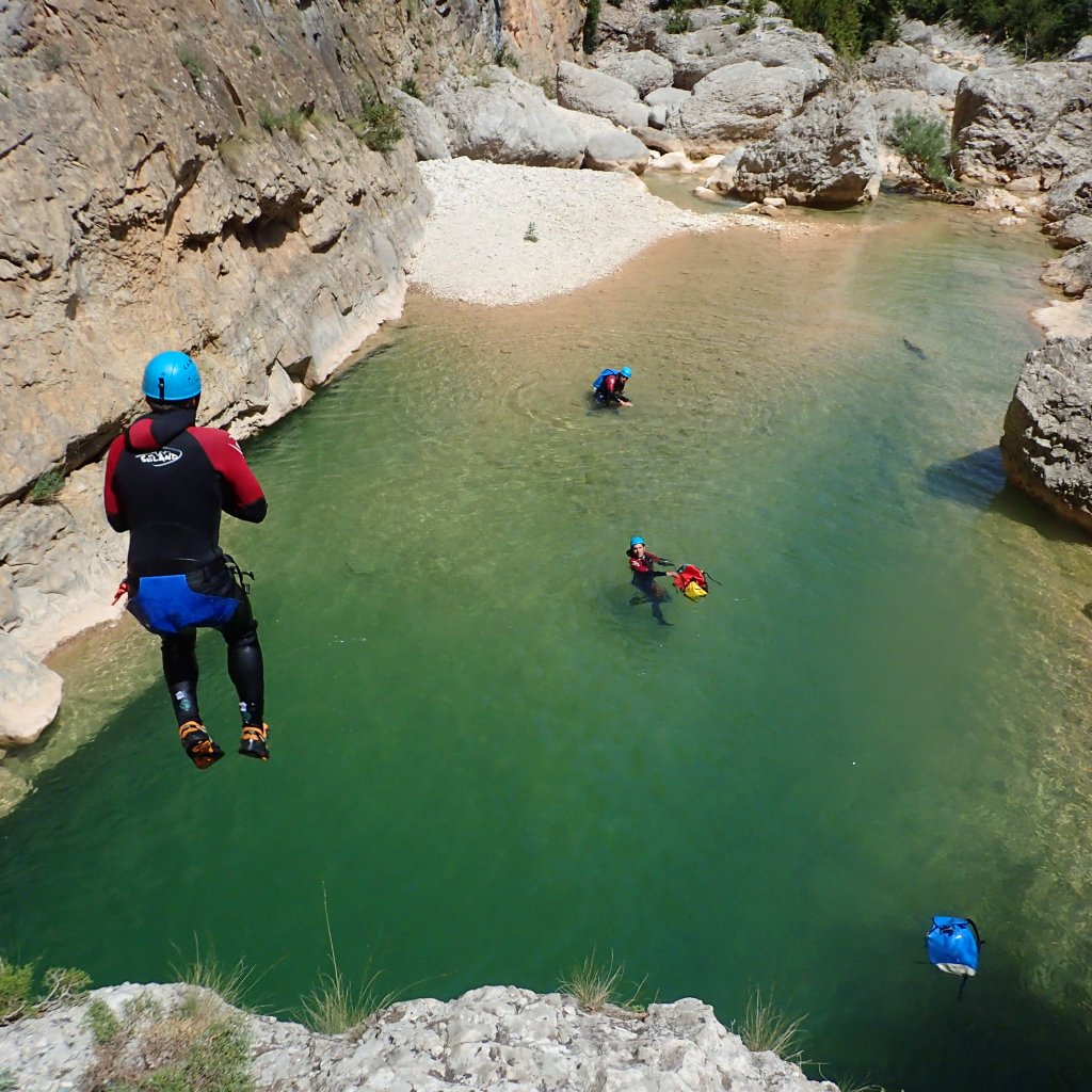 saut dans une vasque turquoise - sierra de Guara Pyrénées Espagne