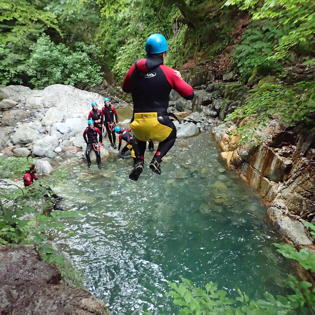Saut dans le canyon de Bious (Pyrénées)