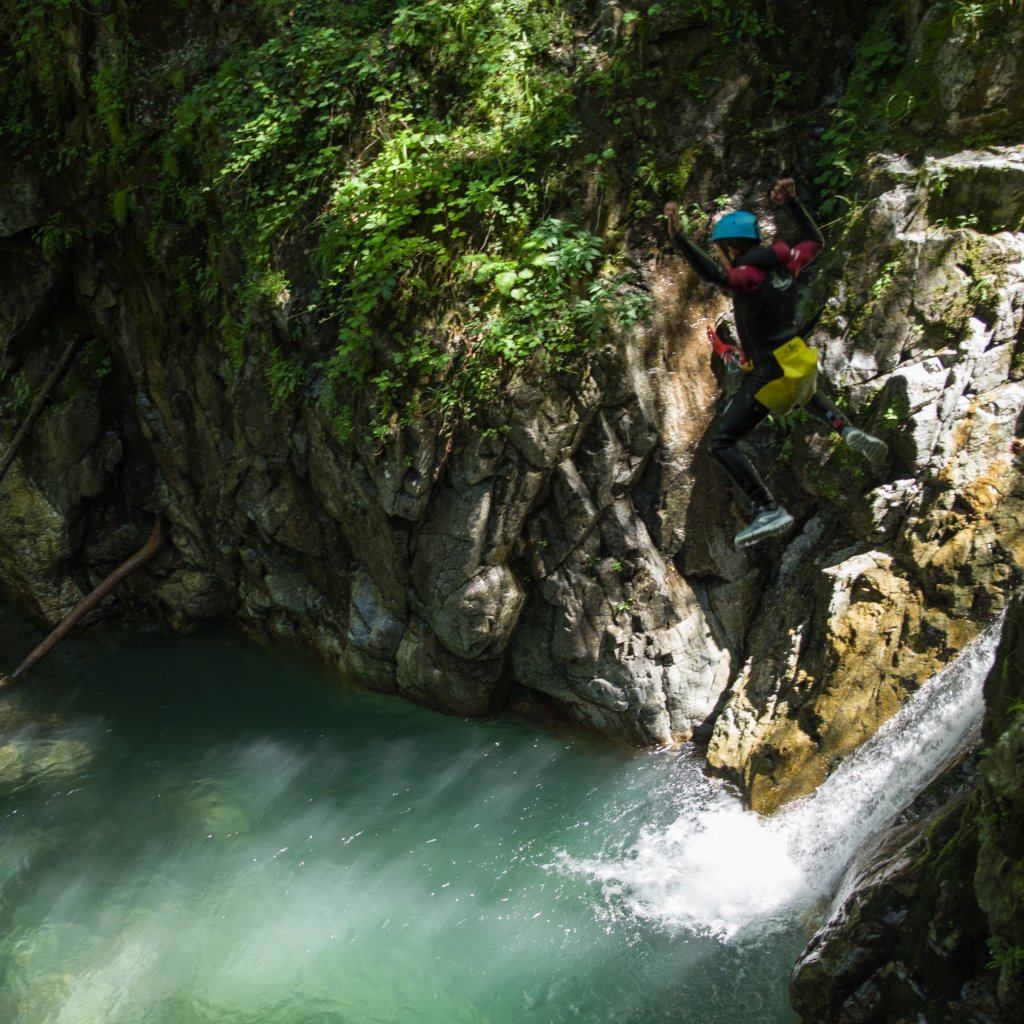 Saut dans le canyon de Bious-Gabas (vallée d'ossau, Pyrénées)