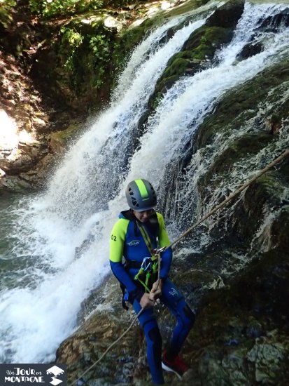 Un enfant en rappel sur corde dans le canyon de Bious (Gabas 64)