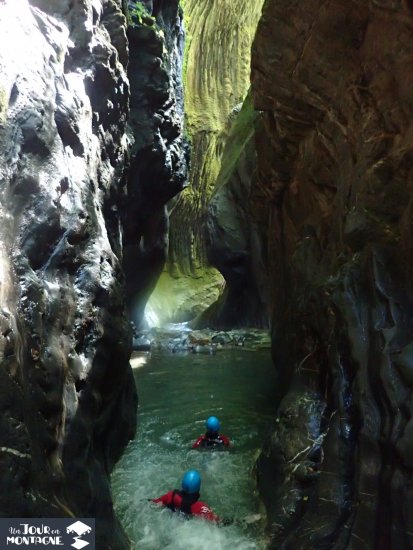 Nage dans en canyoning dans le Canceigt à Béost (Laruns 64)
