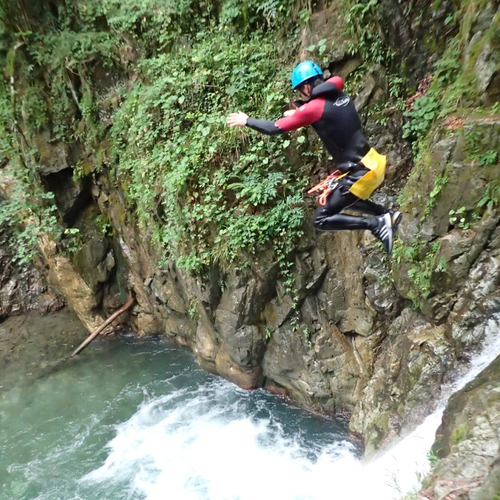 Saut de 6m dans le canyon de Bious (à 1h de Pau)