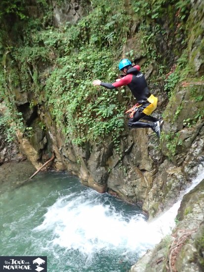 Saut de 6m dans le canyon de Bious (à 1h de Pau)