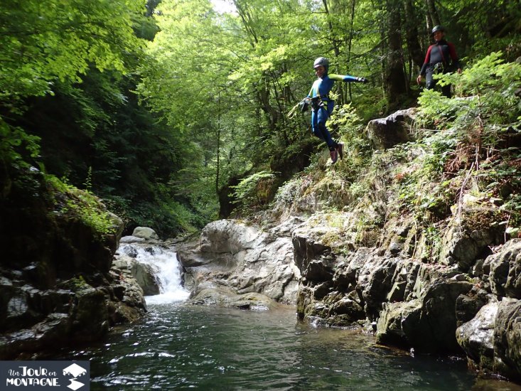 Saut d'un enfant dans le Canyon de Bious-Artigues à Gabas (Pyrénées)
