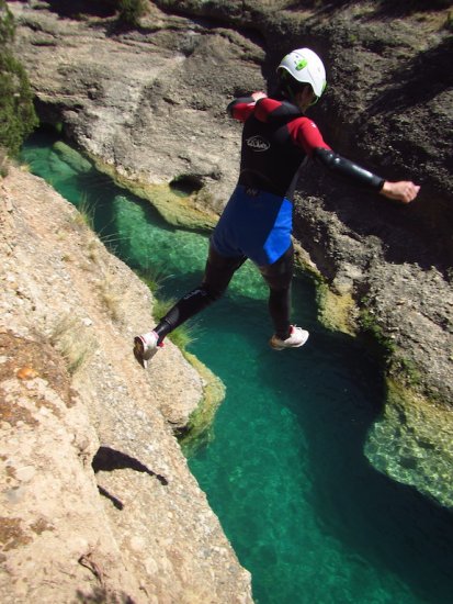 Saut dans le canyon des Oscurros du Balciès (Sierra de Guara- Aragon)
