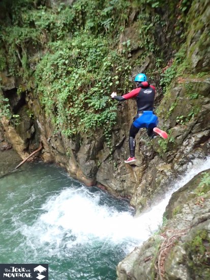 SAut dans une piscine sous le lac de Bious Artigues (Pyrénées 64)