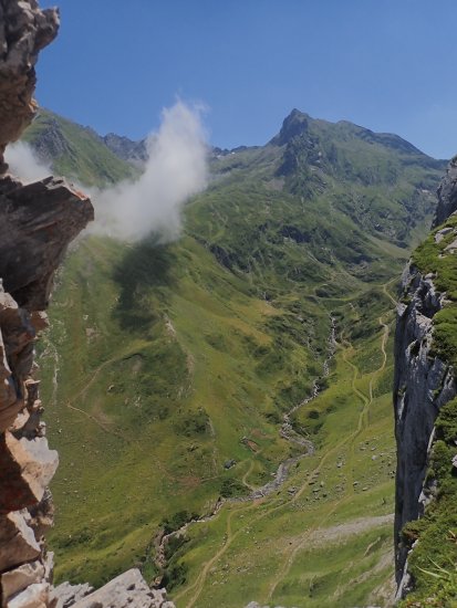 Vue sur le vallon d'Anglas depuis la face Est Normale de pene sarrière à Gourette