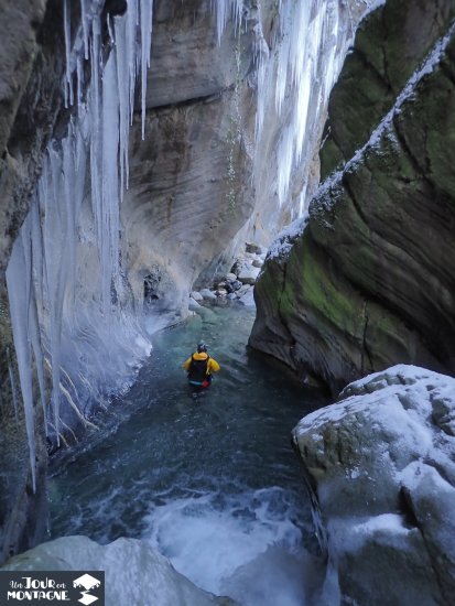 Saut en canyoning à Laruns en Hiver