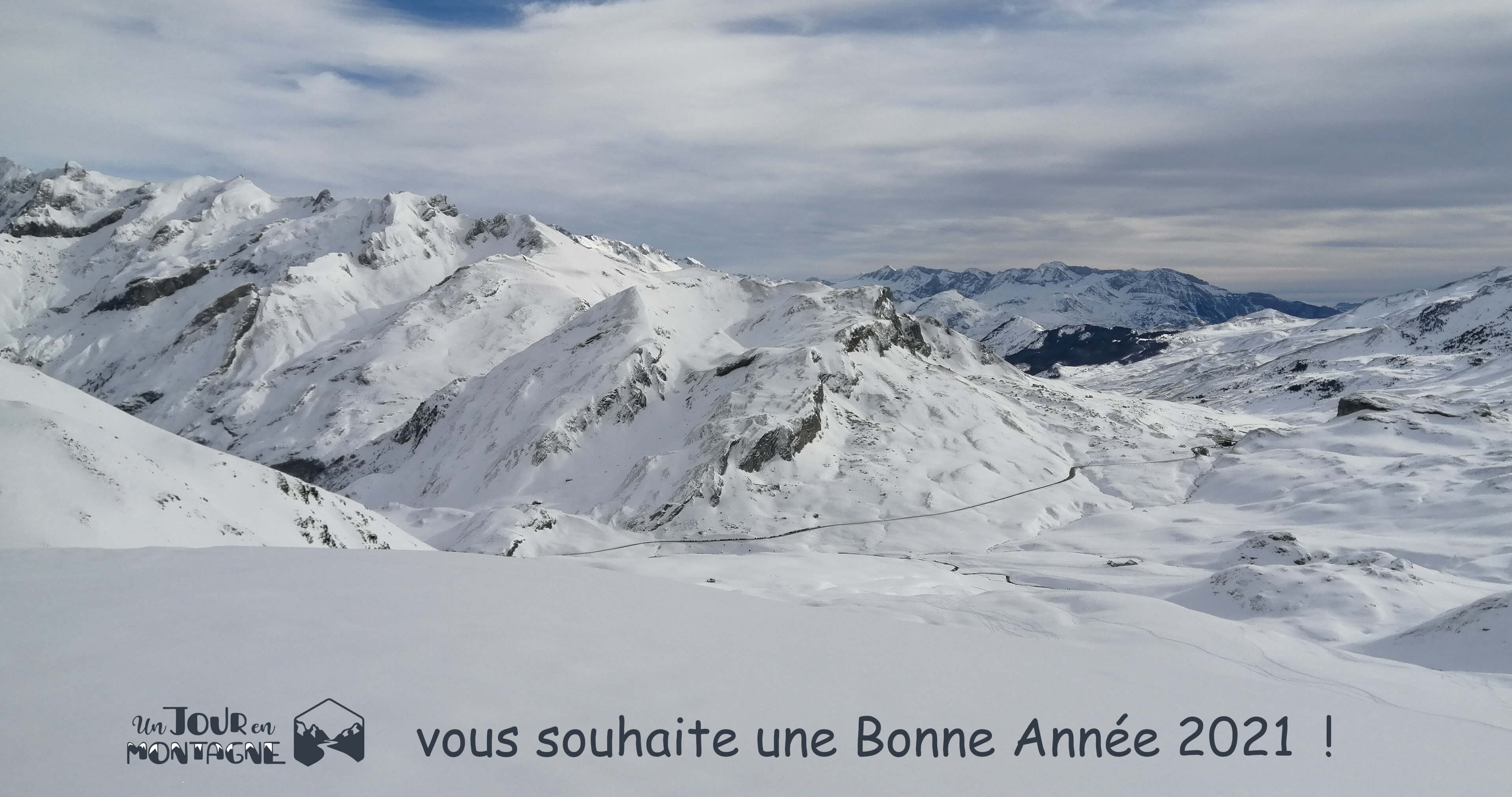 Montagne eneigée en vallée d'Ossau (voeux 2021)