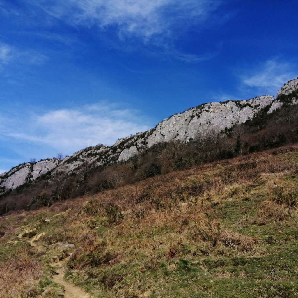 marche d'approche vers la falaise d'Arguibelle (Pyrénées Atlantiques)