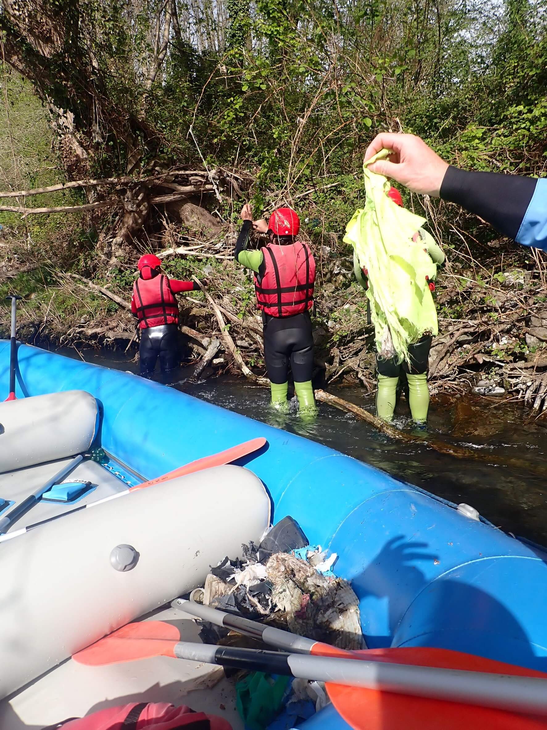 Nettoyage déchets sur les berges du gave de Pau à lestelle betharram