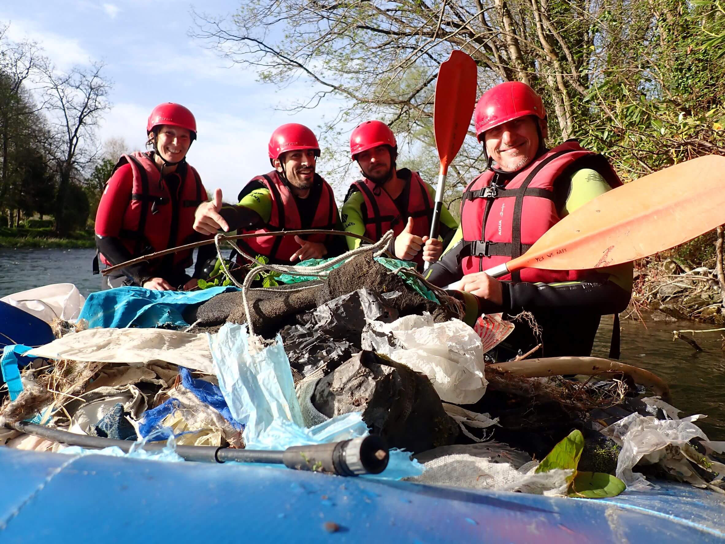 Ramassage de déchets en rafting pyrénées