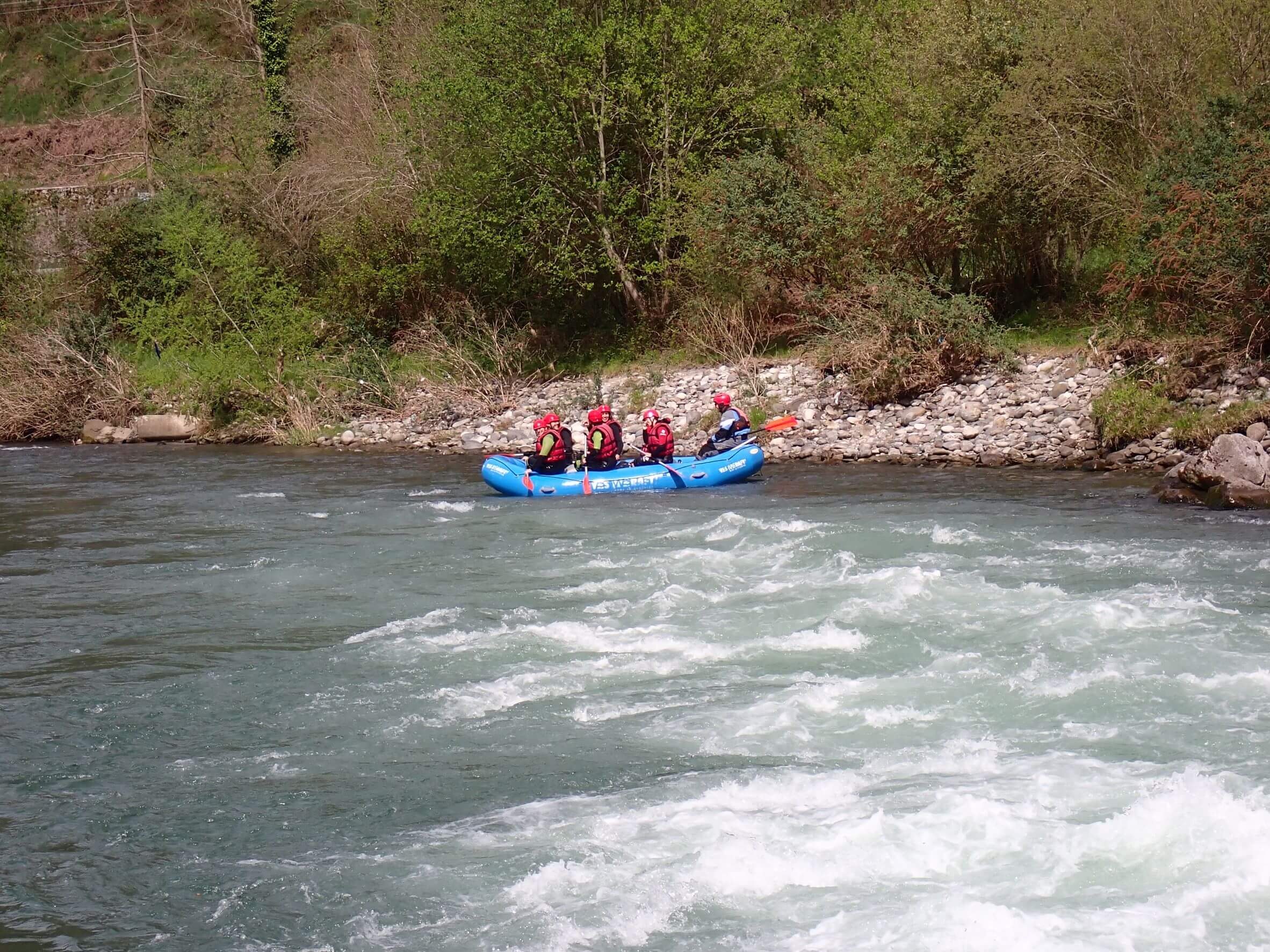 Passage de rapides en rafting sur le Gave de Pau dans les Puyrénées