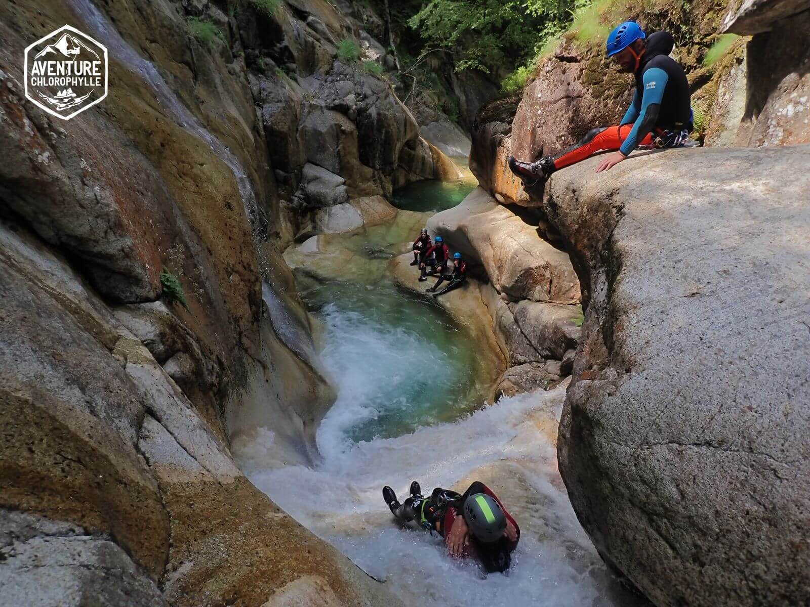 2022-06-19-aprem-alex-canyoning-soussouéou (4) Toboggan et vasque d'eau turquoise dans le canyon du Soussouéou en vallée d'Ossau - Béarn, 64