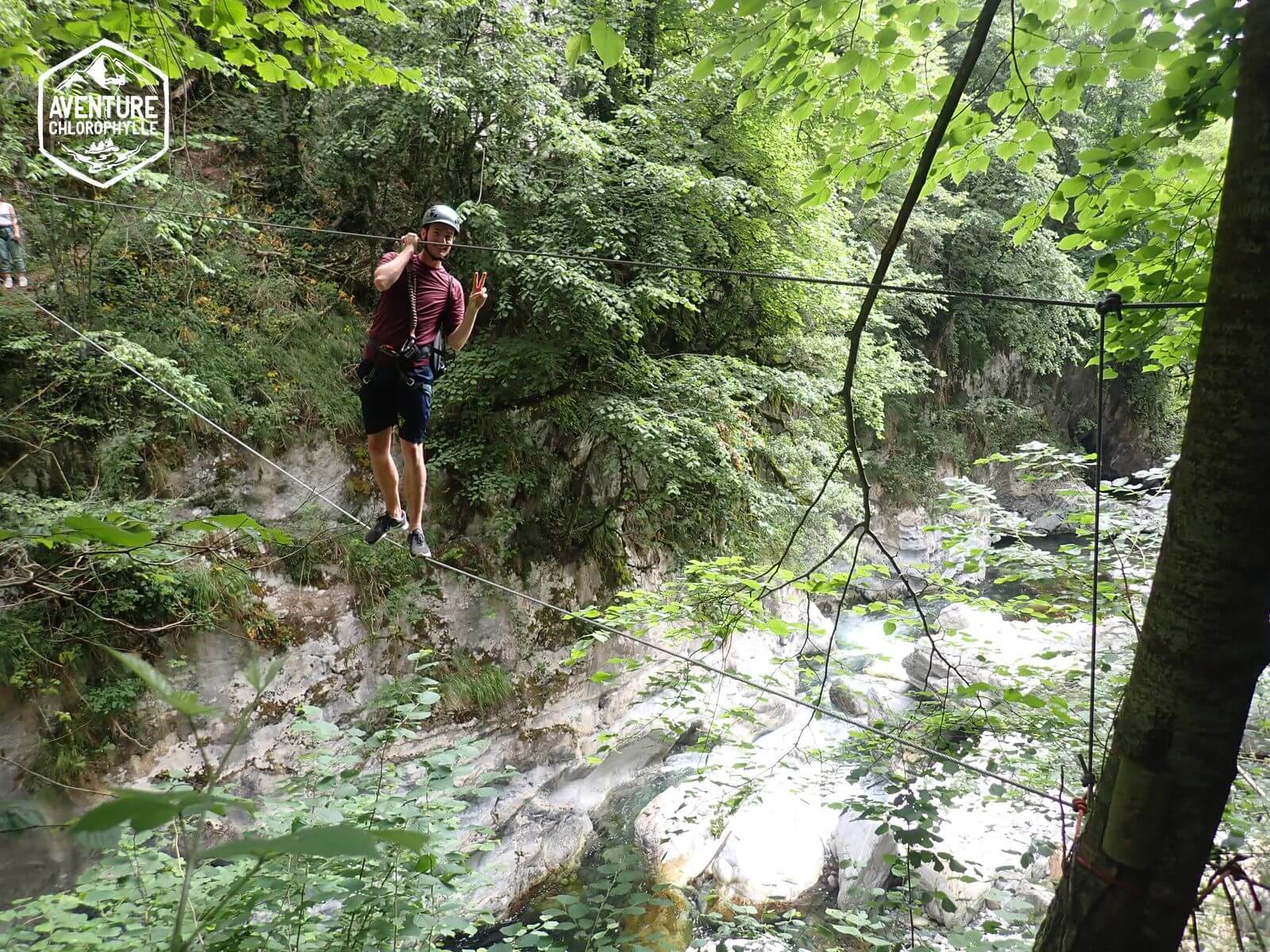 alex-via cordata hourat Laruns (8) pont de singe dans la via cordata du Hourat à Laruns en vallée d'Ossau dans les Pyrénées Atlantiques