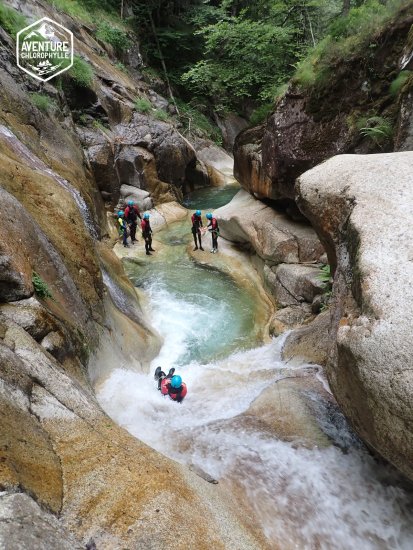vasque d'eau turquoise dans la descente en canyoning du Soussouéou en vallée d'Ossau (Béarn, Pau, Pyrénées)